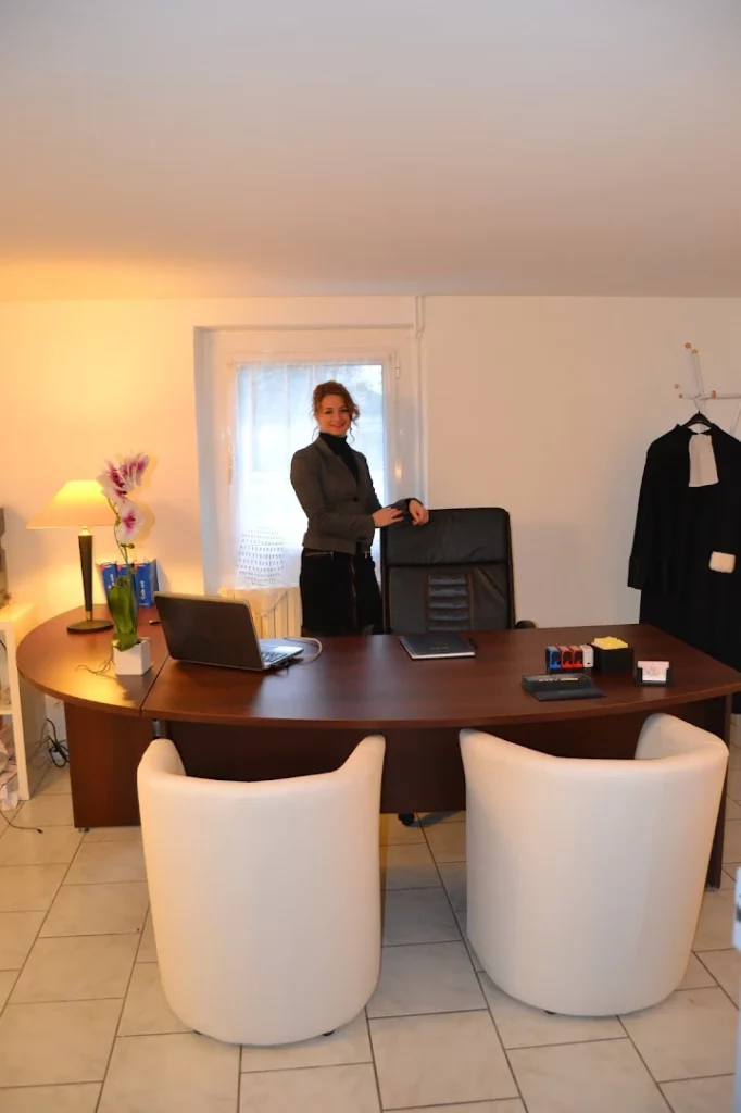 photo sophie dans son cabinet 2.jpg